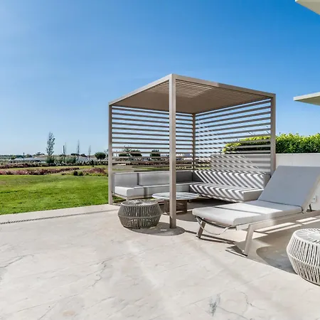 Апартаменты Beachfront Garden & - Indoor And Outdoor Pool *